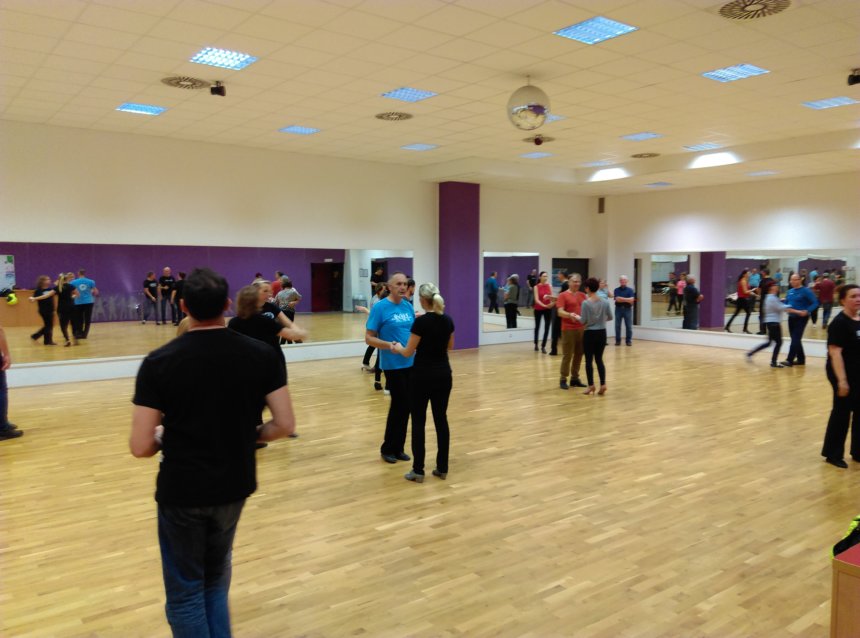 Vabljeni na nov ciklus plesnih tečajev – sobota, 1.12.2018 Vabljeni na nov ciklus plesnih tečajev – sobota, 1.12.2018